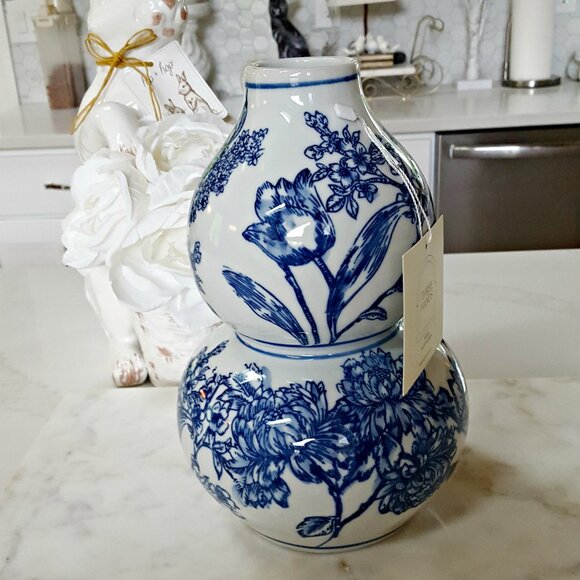 NEW! EXQUISITE Blue & White TOILE ORNATE VASE - Picture 3 of 4